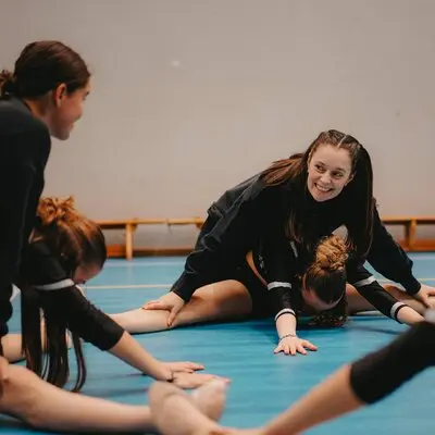 By Fly - Cheerleading - Pomdance - Gymnastique - Sprimont - Directrice - Présentation Cheerleading By Fly - Cheerleading - Pomdance - Gymnastique - Sprimont - Directrice - Présentation Cheerleading