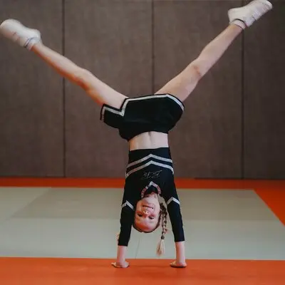 By Fly - Cheerleading - Pomdance - Gymnastique - Sprimont - Directrice - Présentation Cheerleading By Fly - Cheerleading - Pomdance - Gymnastique - Sprimont - Directrice - Présentation Cheerleading